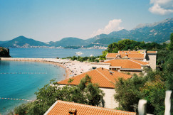 An illustrative photo of houses near the sea.