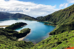 lake-in-the-middle-of-mountains-during-daytime