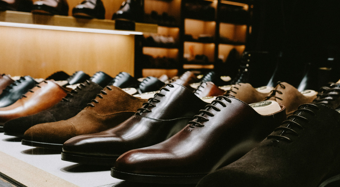 Display of handcrafted leather shoes in a showroom, representing the footwear industry, leather craftsmanship and manufacturing innovation.
