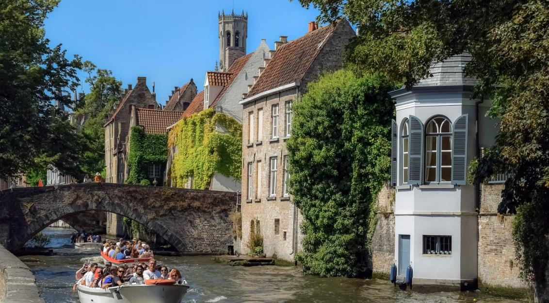 An illustrative photo of the canal and boats.