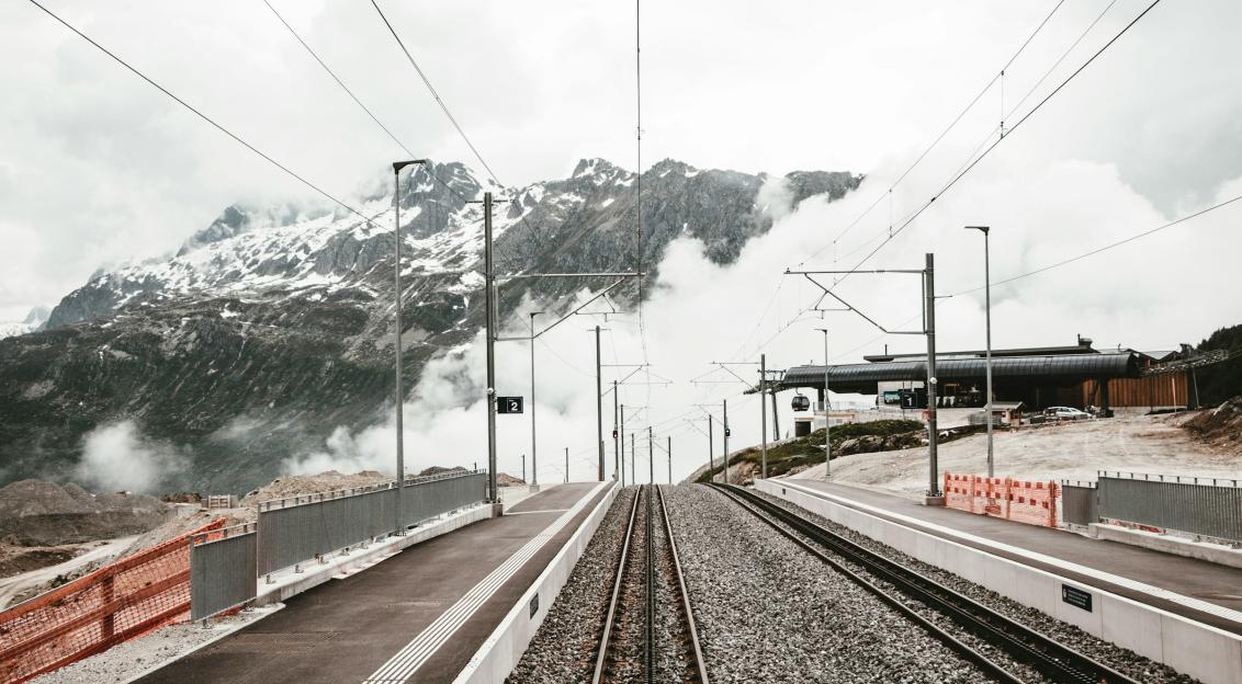 An illustrative photo of the railway near the houses.