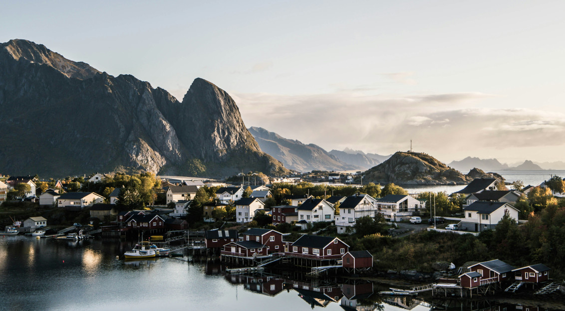 An illustrative photo of houses near body of water.