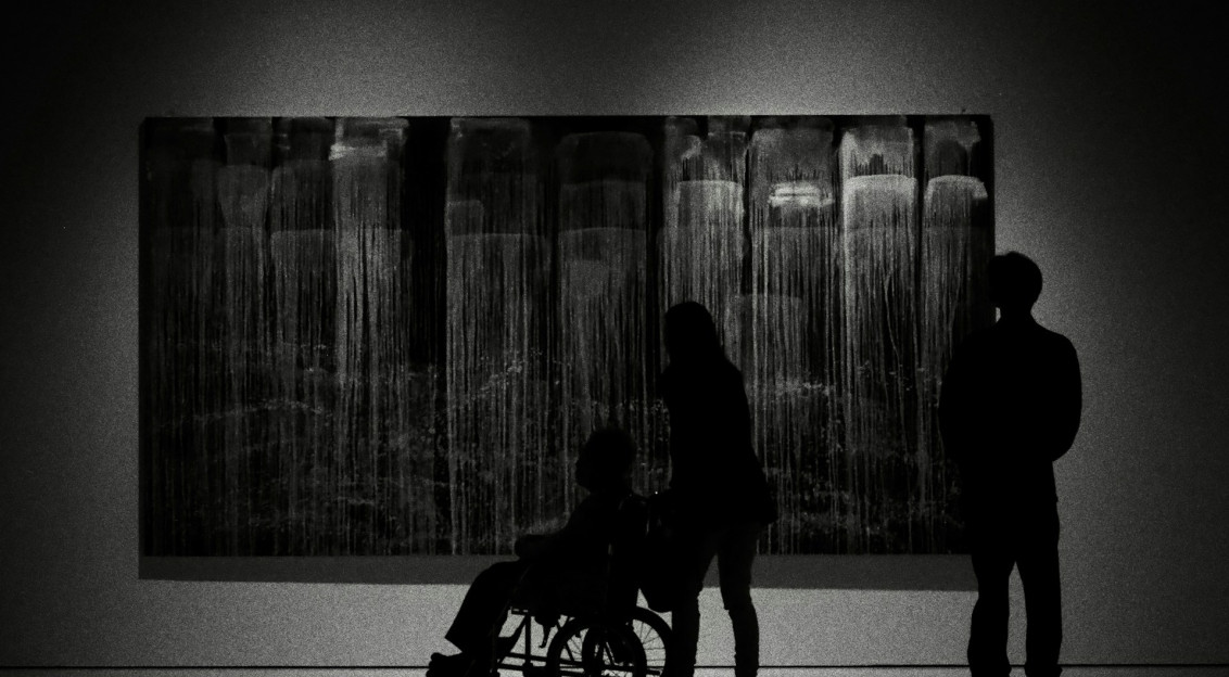 silhouettes-of-people-viewing-abstract-art-in-a-gallery